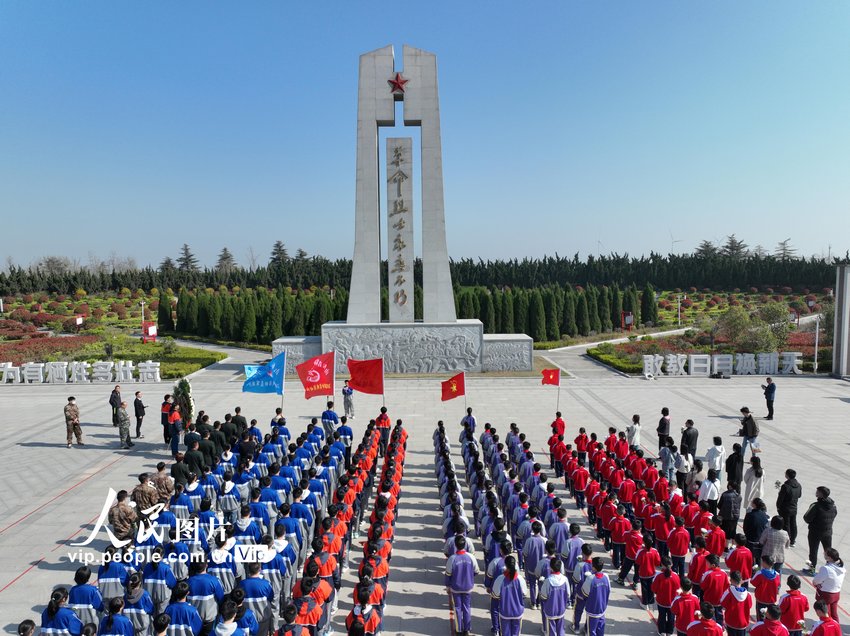2023年4月2日，在山东省临沂市郯城县革命烈士陵园，市民、师生等各界人士在革命烈士纪念碑前默哀、祭奠先烈。