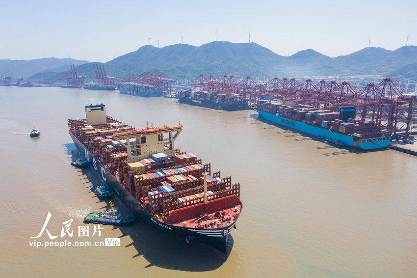 2023年4月2日，浙江省宁波舟山港穿山港区集装箱码头，全球最大集装箱船“地中海伊琳娜”（MSC IRINA）轮正在忙碌靠泊，码头一派繁忙。