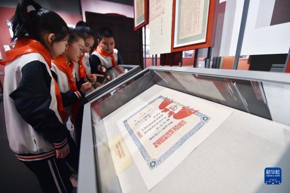 4月29日，学生在石家庄解放纪念馆参观。