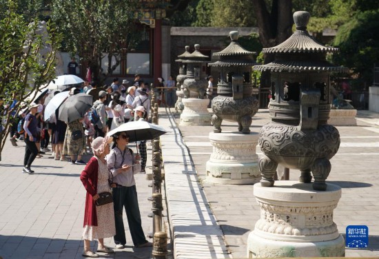 6月22日，游人在北京颐和园参观游览。新华社记者 任超 摄
