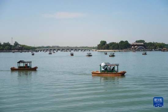 6月22日，游人在北京颐和园乘坐游船。新华社记者 任超 摄