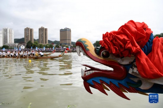 6月23日，在贵州省黔东南苗族侗族自治州施秉县举行的独木龙舟节上，独木龙舟进行比赛。