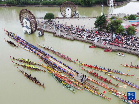 6月23日，在贵州省黔东南苗族侗族自治州施秉县举行的独木龙舟节上，独木龙舟进行水上巡游（无人机照片）。