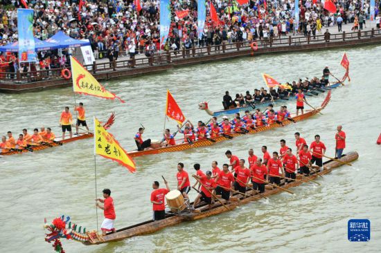6月23日，在贵州省黔东南苗族侗族自治州施秉县举行的独木龙舟节上，独木龙舟进行水上巡游。