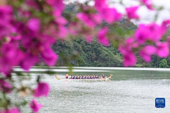 6月22日，重庆市酉阳土家族苗族自治县酉水河镇河湾村，参赛选手进行龙舟比赛。