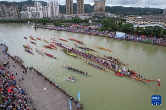 6月23日，在贵州省黔东南苗族侗族自治州施秉县举行的独木龙舟节上，独木龙舟进行水上巡游（无人机照片）。