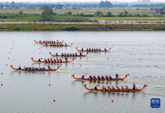 6月23日，在江苏省泰州市水上运动训练基地，人们参加龙舟比赛（无人机照片）。