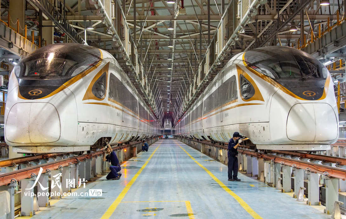 2023年7月16日凌晨，地勤机械师在南京动车段南京南动车运用所检修库里检修动车。