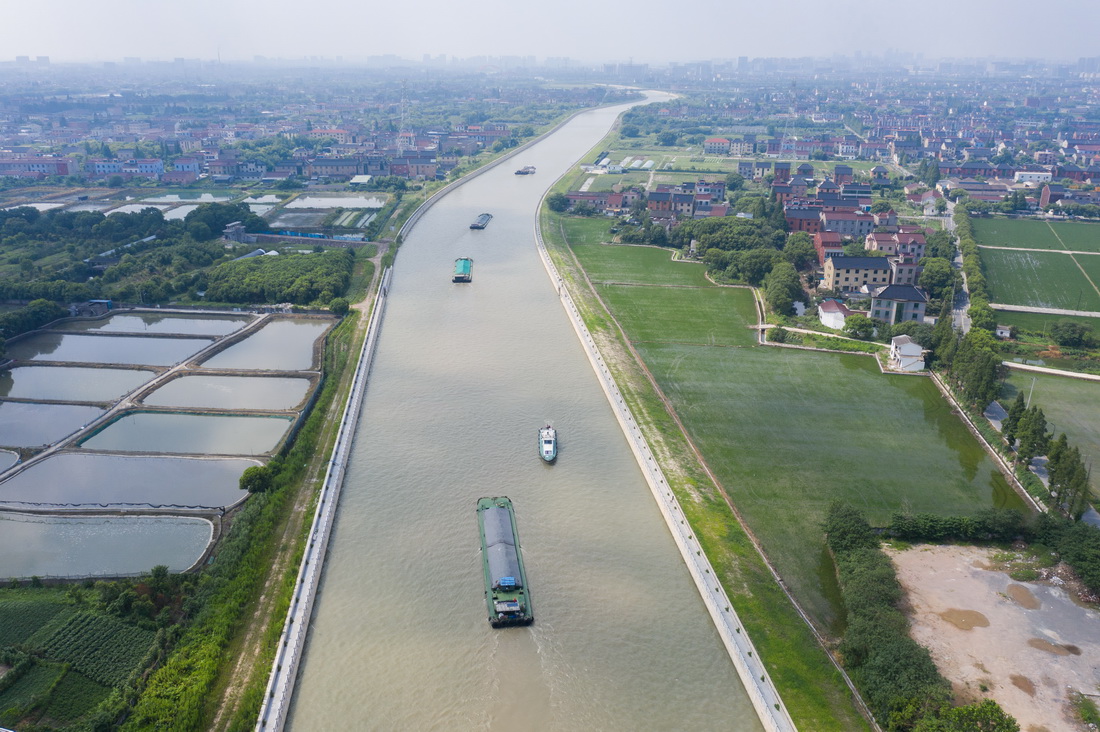 7月18日，首批通航货船进入京杭运河杭州段二通道驶往钱塘江（无人机照片）。