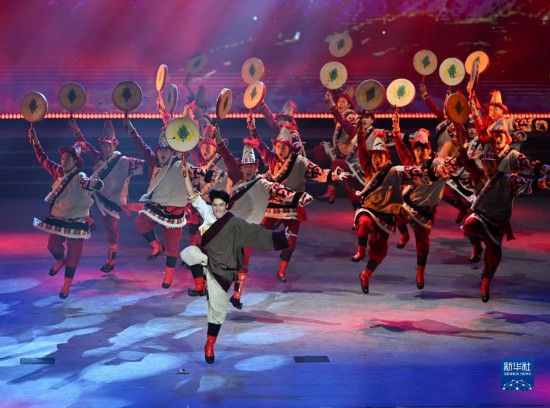 7月29日，演员在联欢会现场表演舞蹈。新华社记者 蔡湘鑫 摄