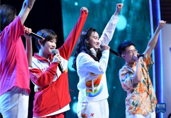 7月29日，中国运动员张家齐（左二）在联欢会现场演唱。新华社记者 张端 摄