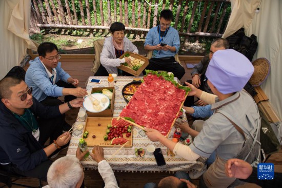 8月12日，游客在宁夏固原市泾源县大湾乡杨岭村品尝当地美食。