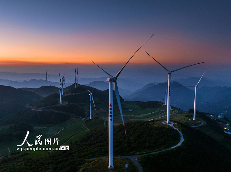 2023年8月15日，三峡库区湖北省宜昌市秭归县云台荒风电场，风电机组与绚丽晚霞相映成景。