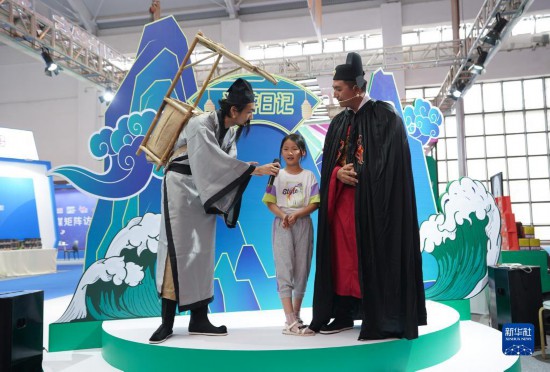 8月16日，一名小朋友在第七届中国—南亚博览会文化旅游馆参加问答活动。