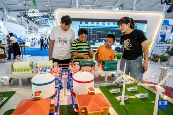 8月19日，在第七届中国—南亚博览会国家电投展区，家长带着孩子参观展览。