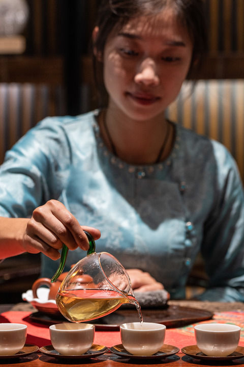 在景迈山布朗公主茶厂，布朗族姑娘叶香在给顾客泡茶（9月14日摄）。新华社记者 胡超 摄
