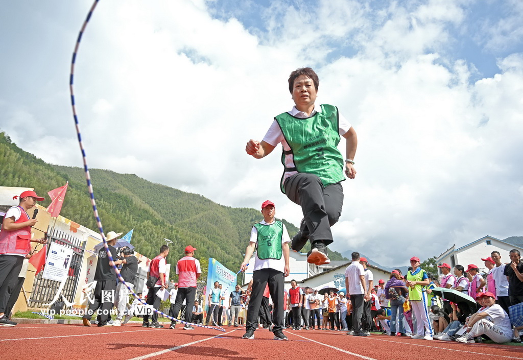 9月23日，在江西省上饶市铅山县篁碧畲族乡，参赛选手正在进行跳长绳比赛。