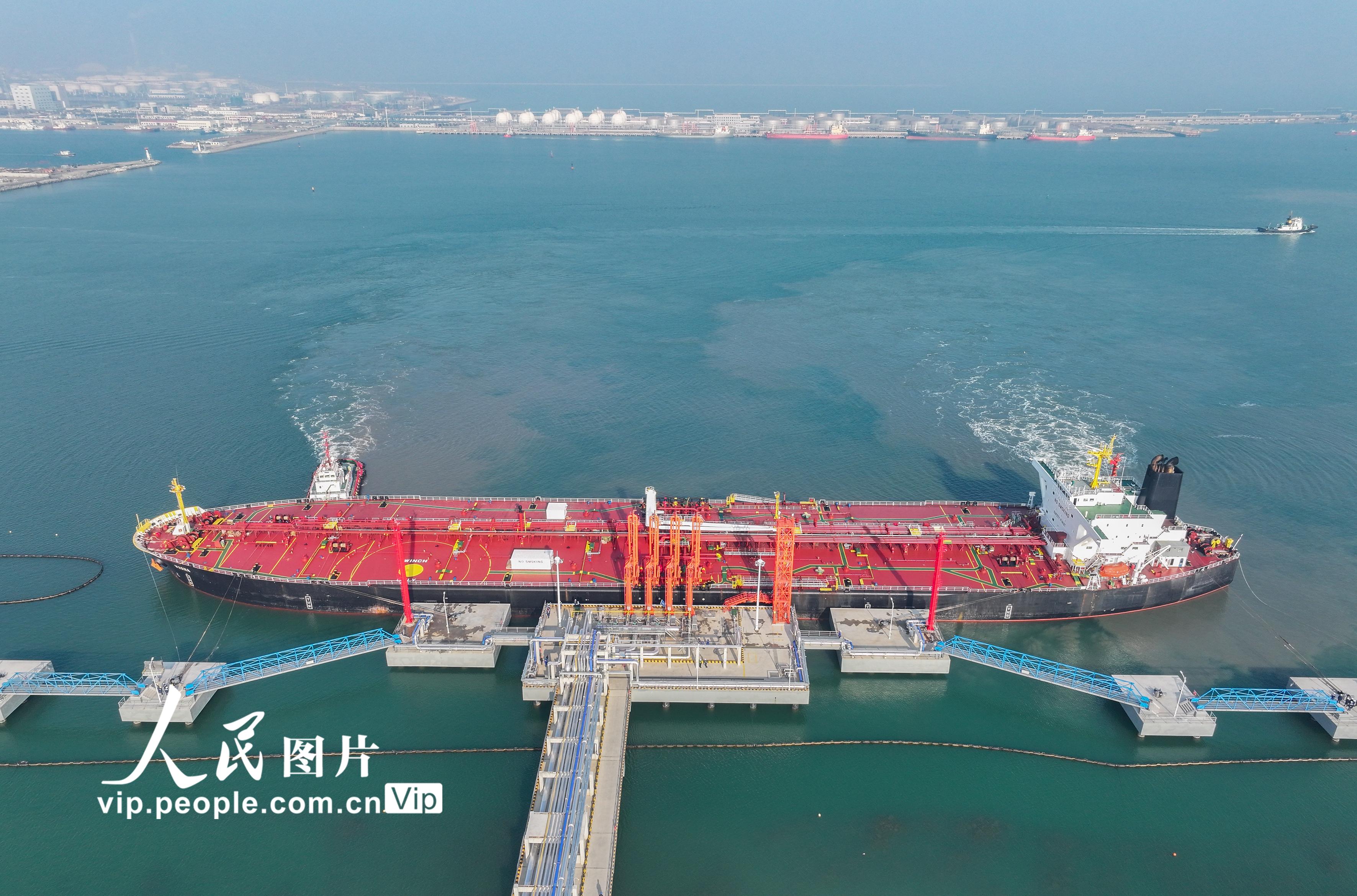 2023年11月15日，来自新加坡的伯利兹籍“韦斯娜”号油轮装载着原油，缓缓靠泊东营港渤海湾海欣2×10万吨级原油码头2#泊位。
