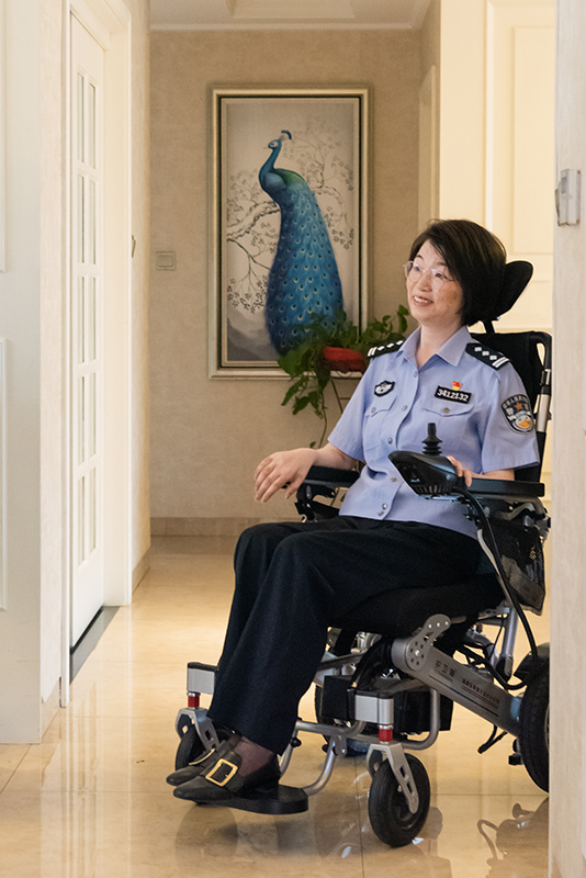 吴秋瑾坐在轮椅上。受访者供图