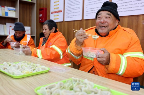 12月16日，在山东省枣庄市市中区城管蓝职工志愿服务驿站，环卫工人吃上热气腾腾的水饺。