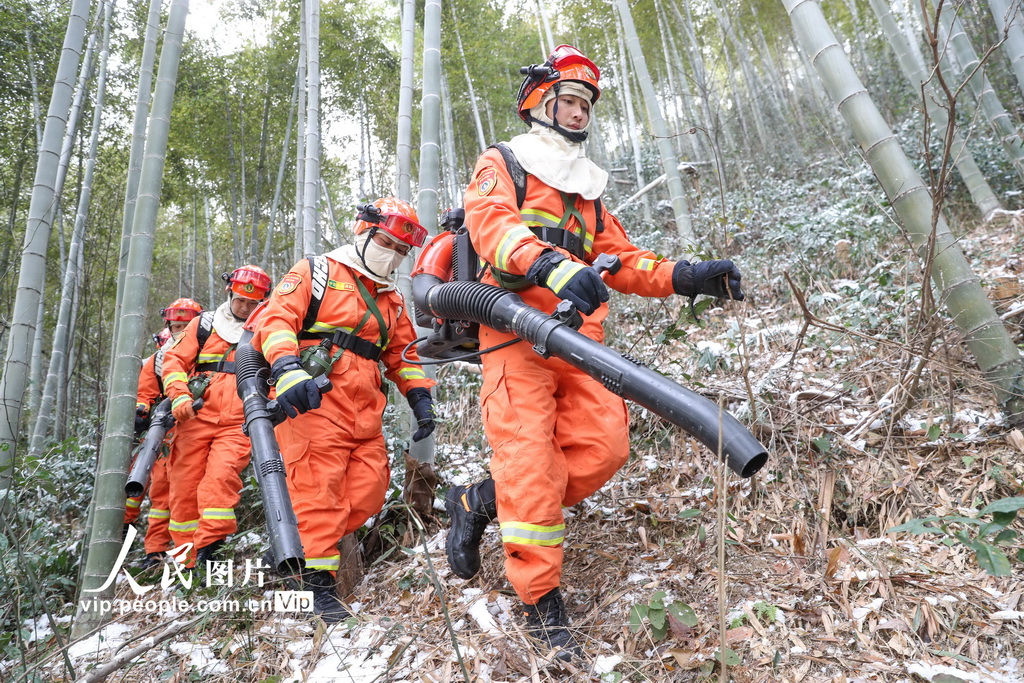 12月23日，在浙江省湖州市德清县莫干山镇大瑶村，森林消防员进行防灭火应急处置演练。