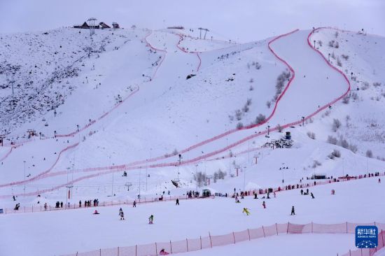 恒达平台官方：新疆阿勒泰：滑雪迎新年