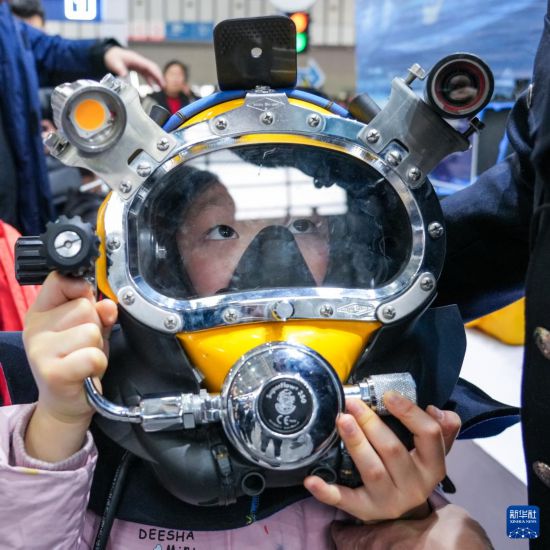 1月6日，在警营开放周活动现场，小朋友体验警用潜水装备。