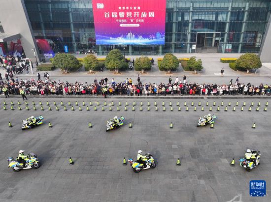 1月6日，南京交警在警营开放周活动现场进行警务技能表演。