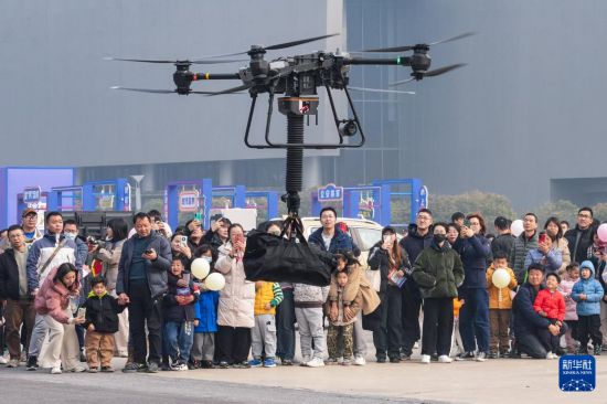 1月6日，观众在警营开放周活动现场参观警用无人机。