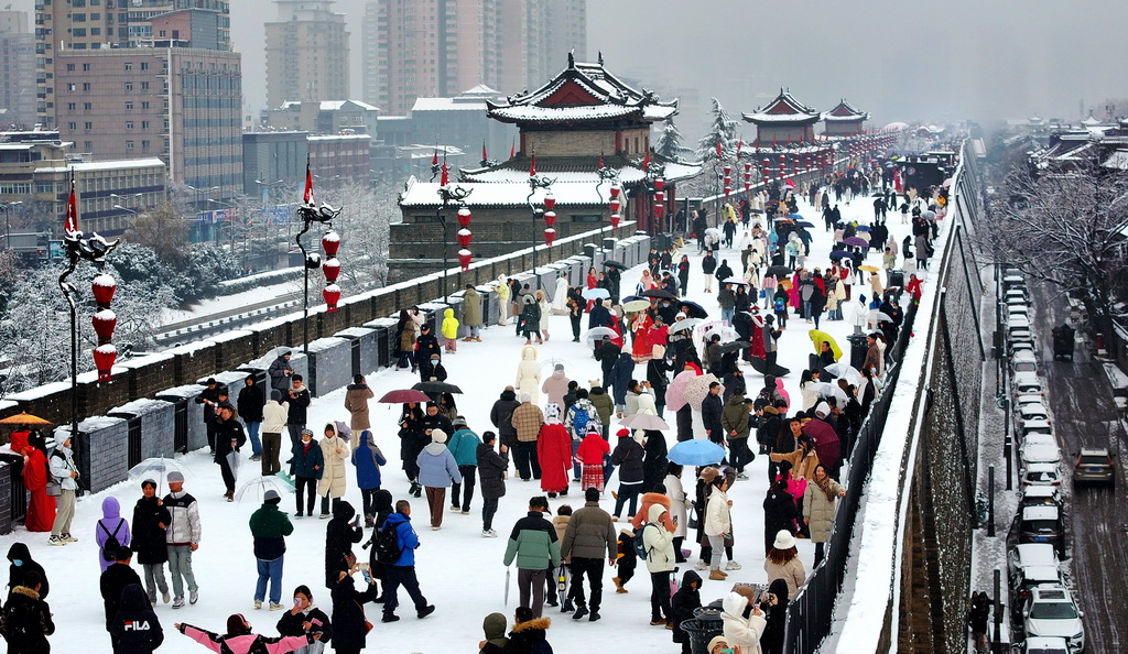 1月16日，游客在西安城墙观景赏雪（无人机照片）。新华社记者 刘潇 摄
