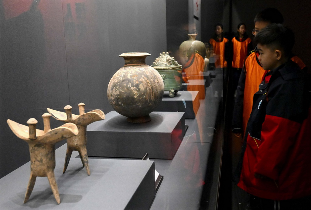 2月8日，参观者在郑州大象陶瓷博物馆内观看展品。新华社记者 李嘉南 摄