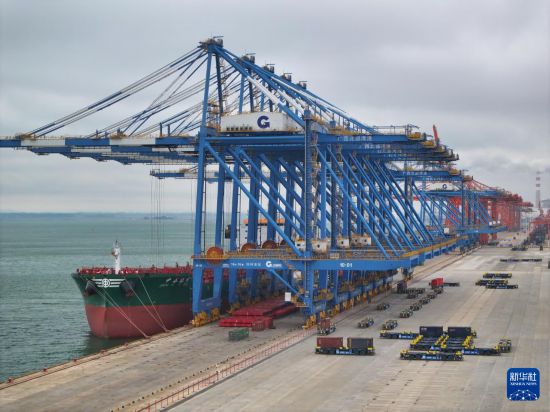 2月23日拍摄的广西北部湾港钦州港区的码头堆场（无人机照片）。新华社记者 周华 摄