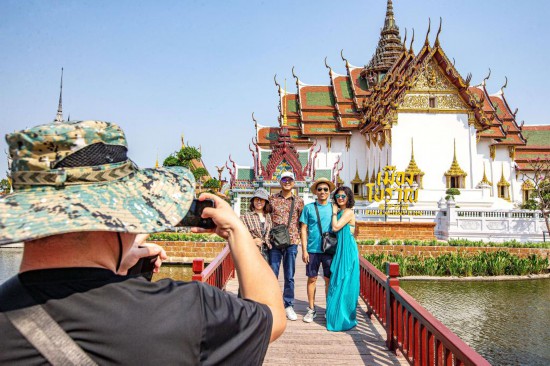 3月1日，中国游客在泰国北榄府暹罗古城拍照。新华社记者王腾 摄