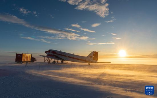 2月5日，“雪鹰601”停靠在南极中山冰雪机场。新华社发（裴文悦摄）