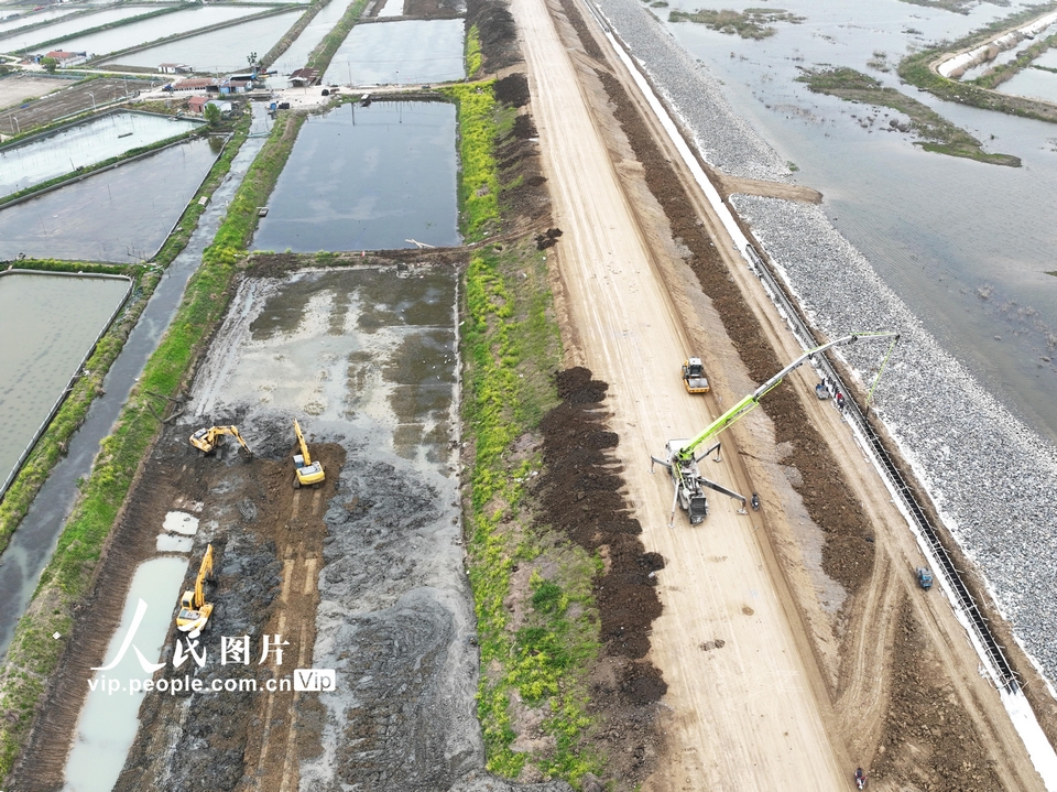 2024年4月17日，施工人员在洪泽湖大堤泗洪县临淮镇段紧张施工。